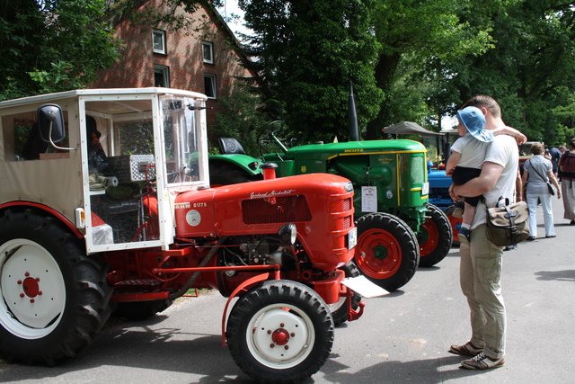 Die Traktoren der Oldtimer-Freunde Wistedt begeisterten große wie kleine Besucher