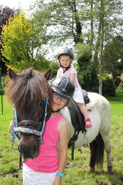 Anni (3) hatte Spaß beim Ponyreiten, sicher geführt von Clara (10)