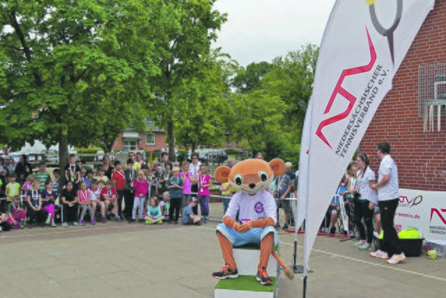 Das Maskottchen Talentino, ein Wiesel, kam bei den Kindern bestens an