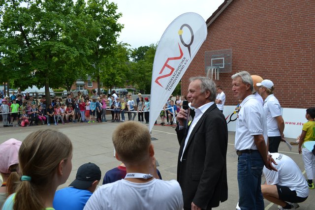 Im Beisein von Tostedts Bürgermeister Gerhard Netzel (am Mikrofon) und TTC-Vorsitzendem Detlef Koch (rechts daneben) wurden die Sieger geehrt