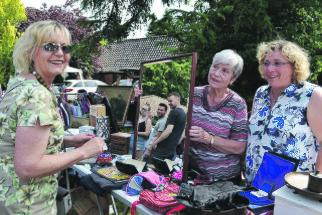 Doris Rosenberg aus Scheeßel (li.) probierte am Stand von Hannelore und Ulrike Hoffmann (re.) Sonnenbrillen aus