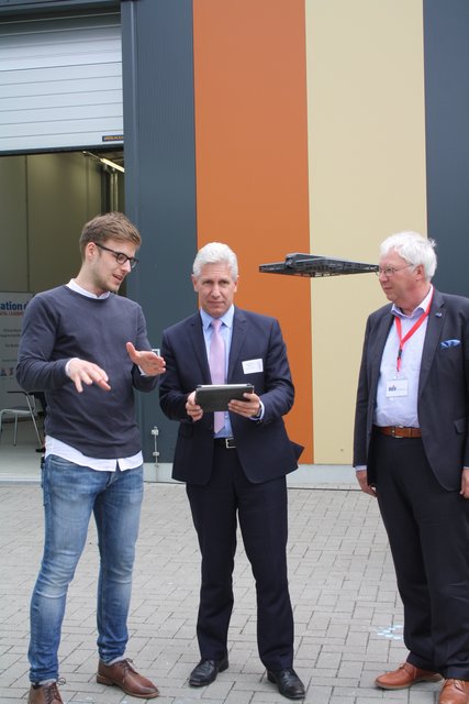 ...und schon steuert der Landrat das Fluggerät selbst