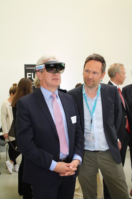 Blick in die virtuelle Realität: Rainer Rempe mit einer VR-Brille, daneben Sven Samplatzki, Geschäftsführer von "nation d"