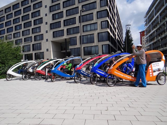 Rikscha-Fuhrpark in Hamburg. Fahrradtaxis sind auch für Stade eine Transport-Alternative