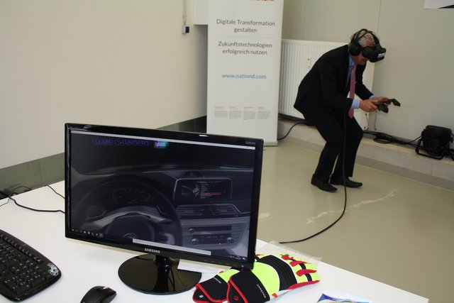 In seiner virtuellen Realität sitzt der Landrat gerate in einem Auto, seinen Blickwinkel sieht man vorne auf dem Bildschirm