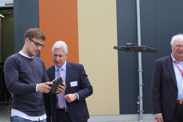 Rainer Rempe lässt sich die Steuerung der Drohne erklären