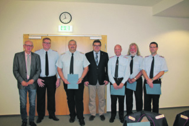 Ratsvorsitzender Lothar Wille (li.) und Samtgemeinde-Chef Holger Falcke (Mi.) gratulierten (v. li.) Malte Gooßen, Rolf Jarck, Thorsten Raap, Heinz Heinsohn und Stephan Heuer