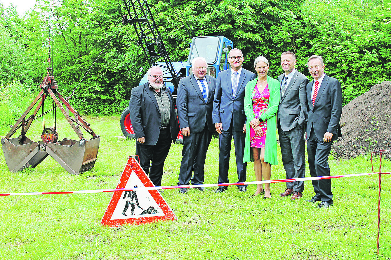 Freuen sich über die Förderung (v. li.): Museumsdirektor Professor Dr. Rolf Wiese, Heiner Schönecke, Vorsitzender des Fördervereins, sowie Jürgens Twardzik, Stiftungsdirektorin Dr. Sabine Schormann,
Vorstandsvorsitzender Thomas Mang (alle Niedersächsische Sparkassenstiftung) und Heinz Lüers, Vorstandsvorsitzender der Sparkasse Harburg-Buxtehude