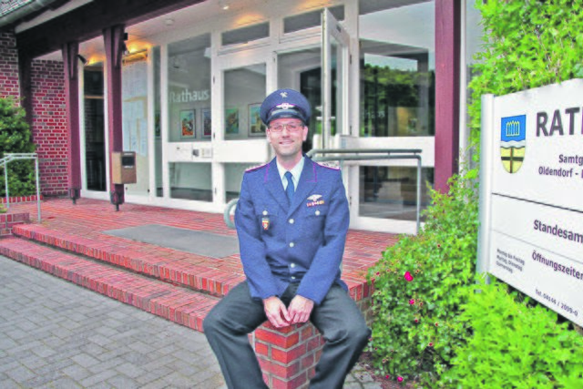 Stephan Heuer vor dem Rathaus in Himmelpforten