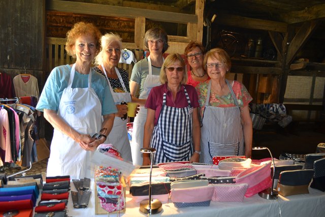 Die "Butterkuchen-Feen" besuchten die Kunsthandwerk-Stände