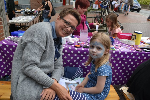 Tina Täuberth vom Kleckshaus schminkte die Kinder, so wie hier Emily (4), die ein großer Fan der Eiskönigin Elsa ist