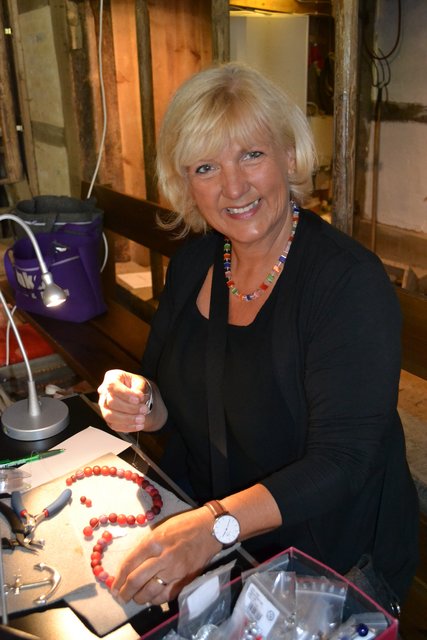 Schmuckdesignerin Inka Esselmann führte u.a. vor, wie sie eine Kette verlängert