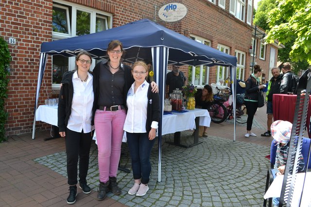 Am Stand des AHD (v. li.): Andrea Wunder, Leiterin der Tagespflege der Ole School, AHD-Pflegedienstleiterin und Markt-Koordinatorin Anja Räthke und Auszubildende Natalia Sinelnikov