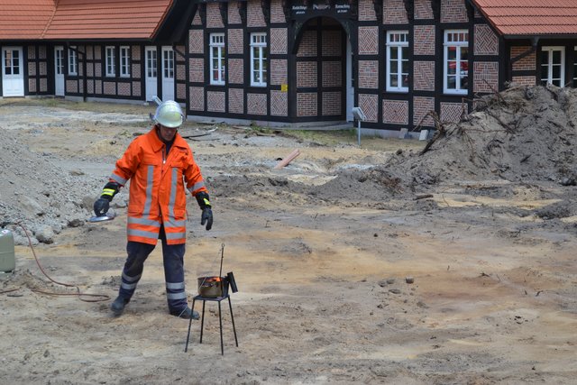 Die Feuerwehr führte vor, wie man eine Fettexplosion "löscht" - nicht mit Wasser, sondern Deckel drauf