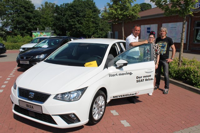 Beate von Friehling Gemsa und Waldemar Gemsa informierten sich bei Mirco Meyer (li.) vom VW-Autohaus Meyer in Elstorf