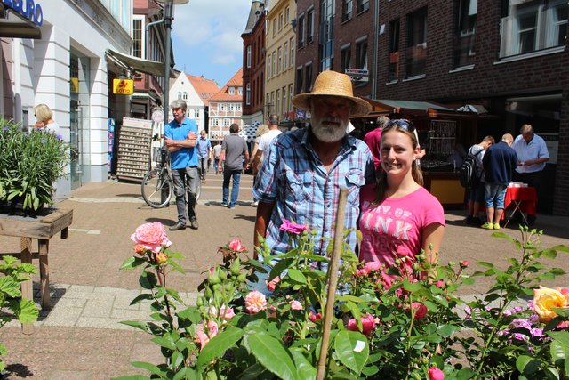 Hobby-Gärtner Manfred Mittelstädt mit seiner Tochter Celina Kehnscherper
