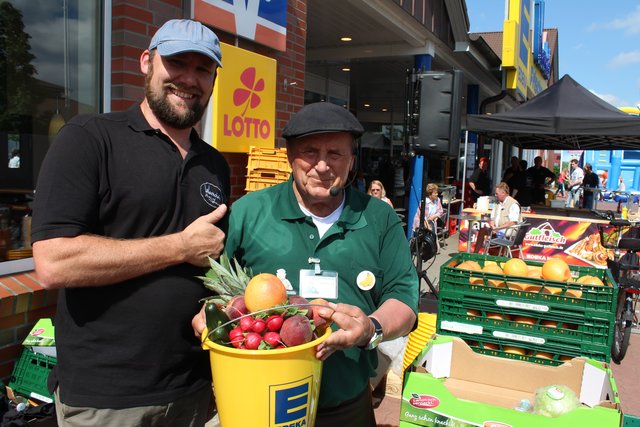 Edeka-Inhaber Wilfried Warncke (li.) mit Marktschreier Michael Bunk