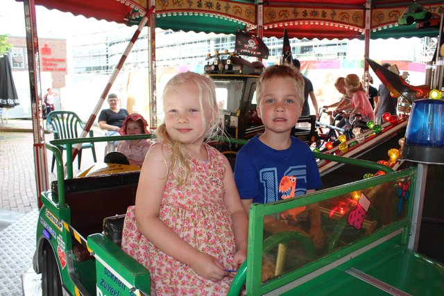 Fiona und Claas (beide 5 Jahre alt) hatten Spaß beim Karussell-Fahren auf dem Pferdemarkt