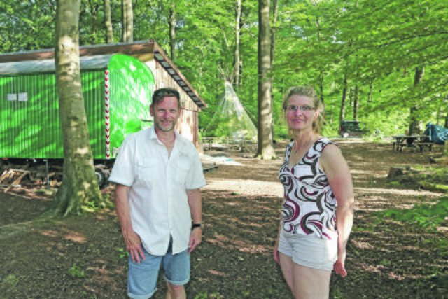Anja Knorr und ihr Kollege Udo Chniel hoffen, dass der Waldkindergarten erhalten bleibt   Foto: jd