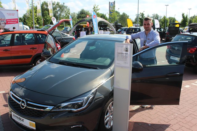 Jan Niclas Erberich, Verkäufer bei Opel Schaible, zeigt einen Opel Astra Turbo