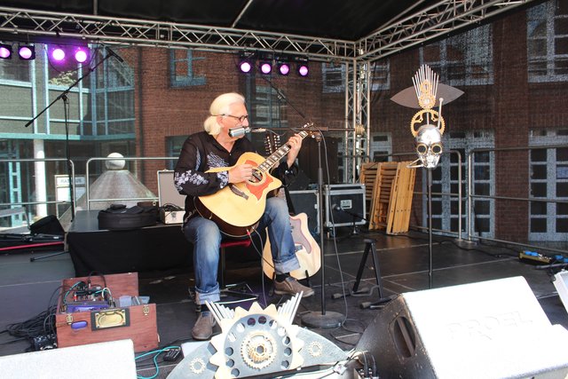 Gitarre und Gesang mit Albert Freeman