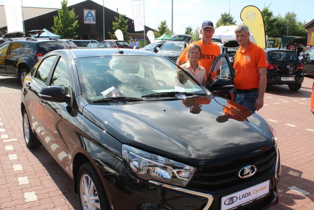 Warum nicht mal einen Lada? Karin Mehrkens (v.li.), Sven Heck und Bernd Haack von Lada Automobile