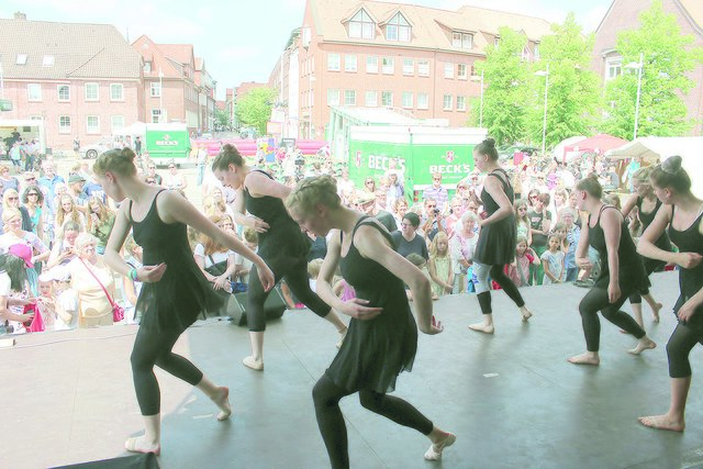 Tanzvorführungen sahen die Besucher am Sonntag am Sande: Hier die Ballett-Gruppe "Off Balance" aus Stade