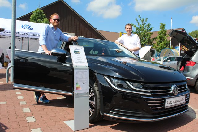 Verkäufer Alexander Behrendt (li.) und Juniorchef Arne Czychy vom Autohaus Czychy präsentierten den neuen VW-Oberklasse-Wagen "Arteon"