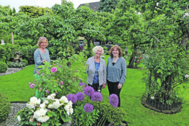 Andrea Brand (li) und Debbie Bülau (re.)
bestaunen den Garten von Karin Steinhage