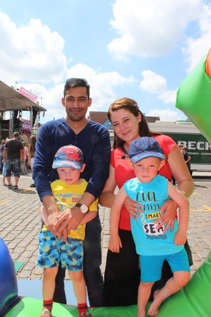 (bc). Altstadtfest in Stade - das ist zum einen eine wilde Party, das ist aber genauso Spaß für die ganze Familie. Christina Dechand, ihr Lebensgefährte Ayaz Khan und die Kinder Emilian (li.) und Milan vergnügten sich auf der Hüpfburg am Sande