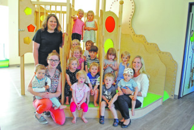 Die Mädchen und Jungen sowie ihre Erzieherinnen freuen sich über ihren tollen Krippenraum