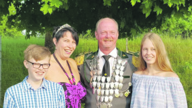 Auf seine Familie konnte sich Schützenkönig Mathias Cohrs verlassen (v.li.): Sohn Steffen, Ehefrau Jenny  und Tochter Anna | Foto: Julia Scaturro