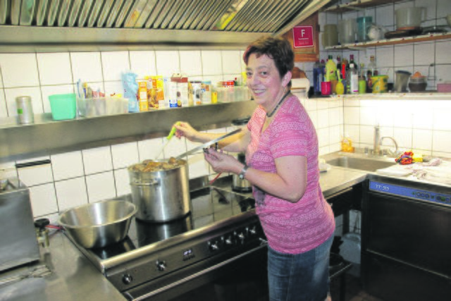 Futtern wie bei Muttern: die gelernte Bäckermeisterin Inge Krämer steht täglich am Herd ihrer Gaststätte