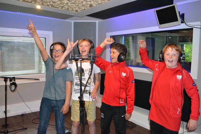 In kleinen Gruppen sangen die jungen Kicker ihre Hymne ein, so wie hier (v. li.): as sind von links nach rechts: Clamor, Lennox, Sammy und Torben