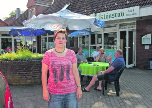 Inge Krämer vor ihrem Lokal "Klönstuv"