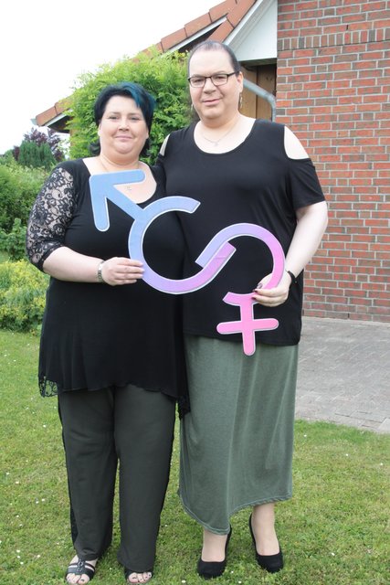 Gründeten eine Selbsthilfegruppe Trans-Fem: Natalie (li.) und die transsexuelle Leoni