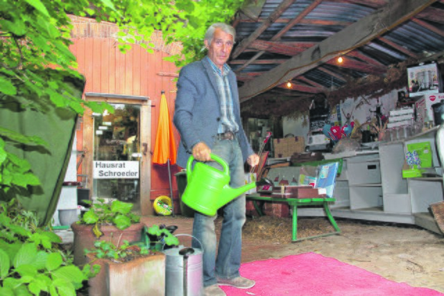 Nutzt den Hinterhof als Verkaufsfläche: Volker Schröder vor seinem Ladeneingang an der Beguinenstraße