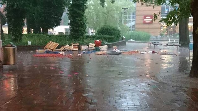 Dieser Erdbeer-Stand ist in der Buchholzer Fußgängerzone durch die Gegend geflogen | Foto: Meyer
