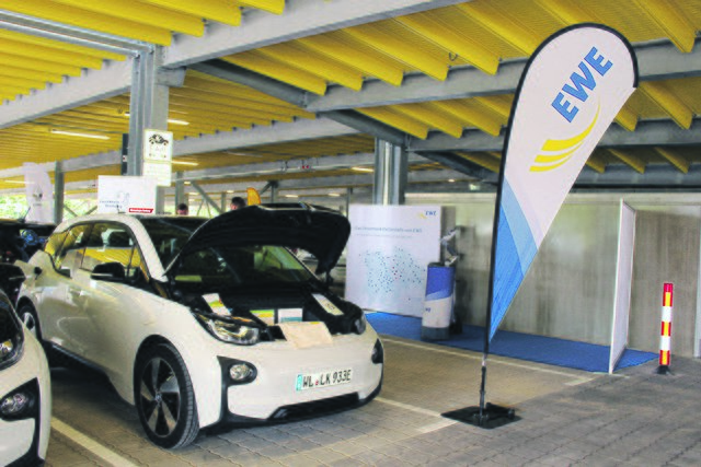 Für E-Autos gibt es Stellplätze mit Ladefunktion   Foto: Schinner
