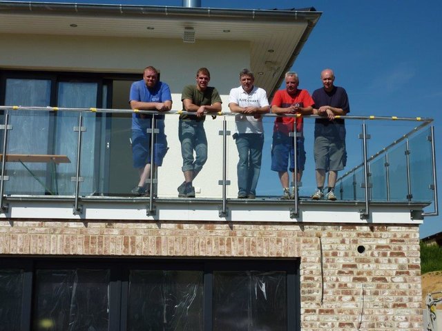 Freuen sich über die 30 Jahre erfolgreiche Firmengeschichte: Stephan Ehlers, Mario Haupt, Axel Haupt, Andreas Haupt, der mittlerweile ausgeschieden ist, und Uwe Siebrecht | Foto: Bauschlosserei Haupt