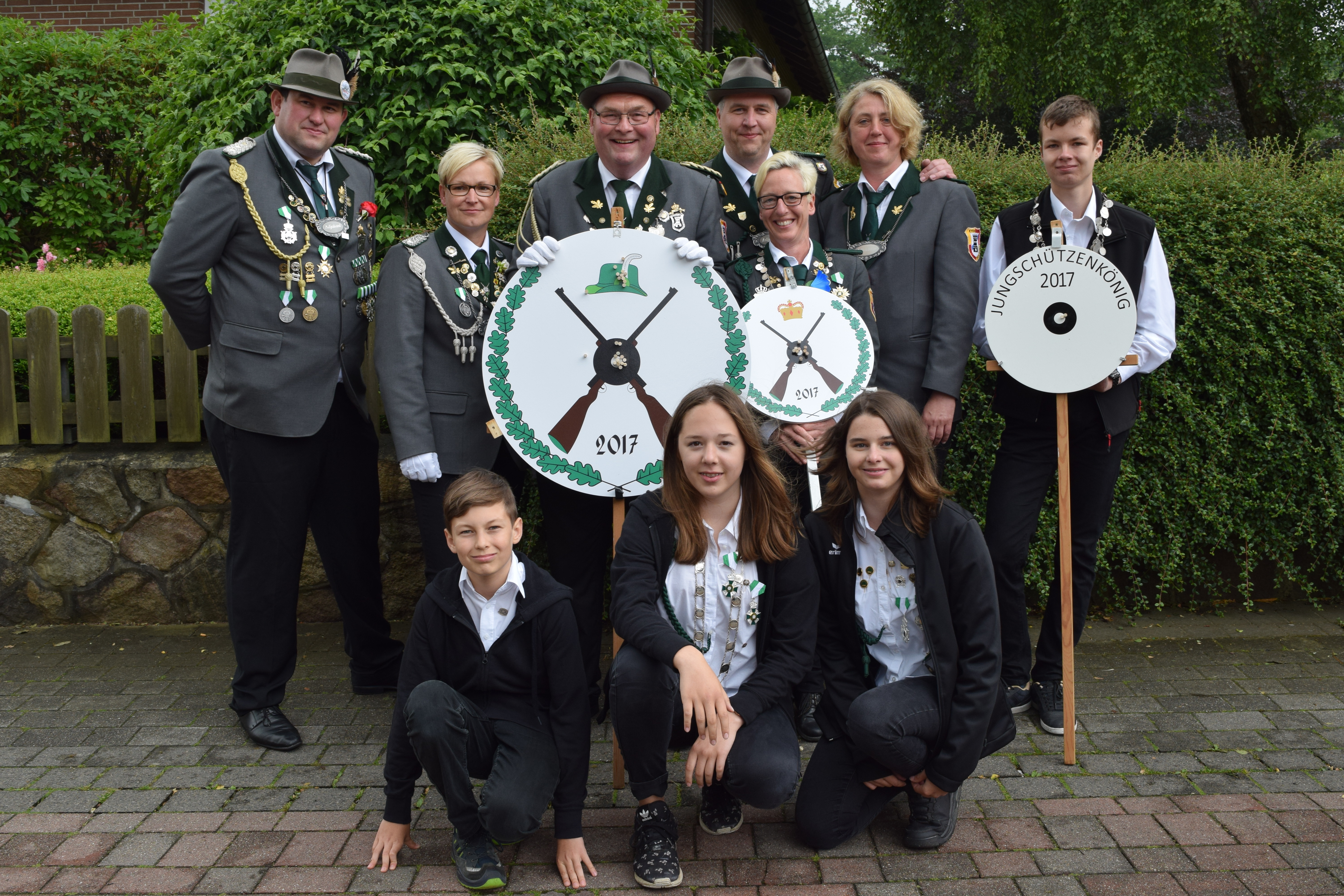 Die neuen Majestäten in Eyendorf: Christian Rosenberger, Renate Tiedemann-Tost, Michael Looß, Marco Tiedemann, Svenja Schenzel, Michaela Backes, Thies Ketzenberg (hi., v. li) mit seiner Adjutantin Marie Rusche, Lia Sander und Timo Ketzenberg (vo., v. re.)