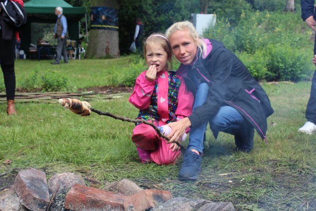 Emilia (5) und Aline Häger aus Seevetal rösten leckeres Stockbrot