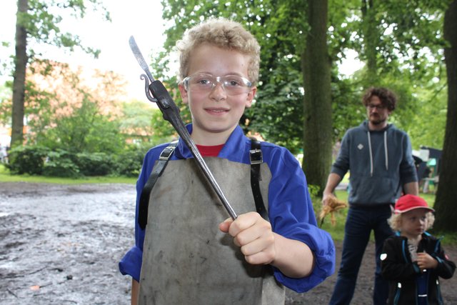 Stolz zeigt Caspar (11) das von ihm geschmiedete Messer