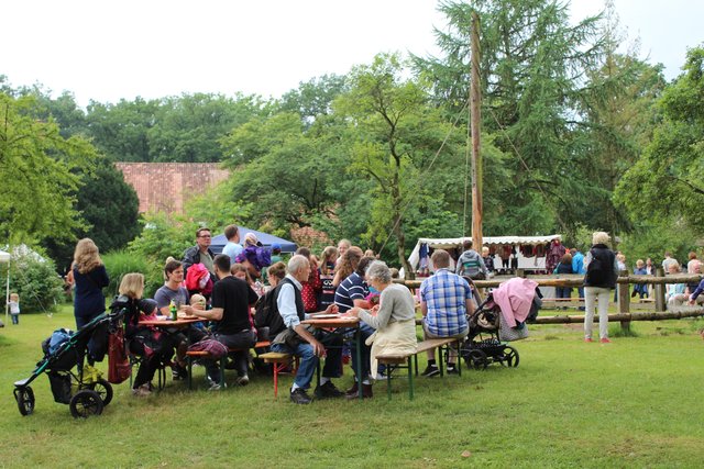 Zahlreiche Besucher genossen die Leckereien im Freien