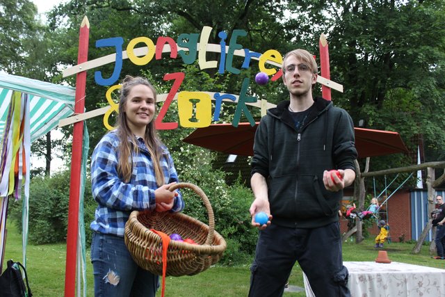 "Ich war schon als Kind immer auf dem Hoffest", sagt Adrian Herstatt aus Holm-Seppensen, der gemeinsam mit Teresa Speer jonglieren übt
