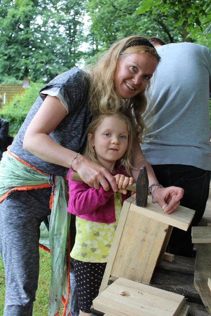 Thela (5) und Imke Kolisch bauen ein Vogelhaus