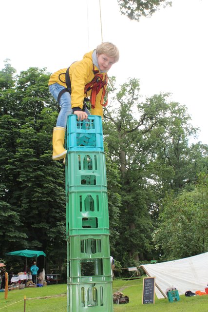 Mutig erklimmt Paul-Anton (9) den Kisten-Turm. Er ist mit seiner Familie aus Hamburg zum Hof Wörme No. 2 angereist.