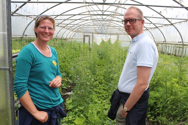 Matthias Meyer aus Hittfeld holt sich von Gärtnerin Ines Pastorino Tipps für den heimischen Garten