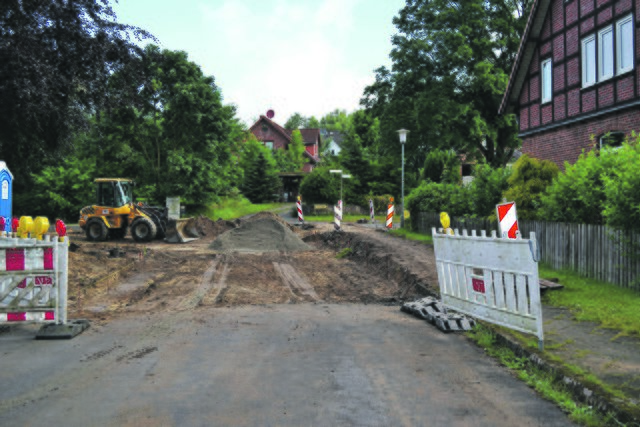 Die Bauarbeiten in der oberen Weidenstraße an der Einmündung zur Ahornallee