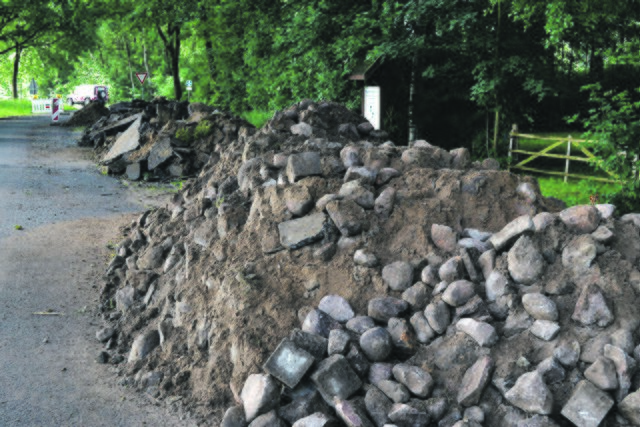 Aufgeschichtete Steine in der Weidenstraße